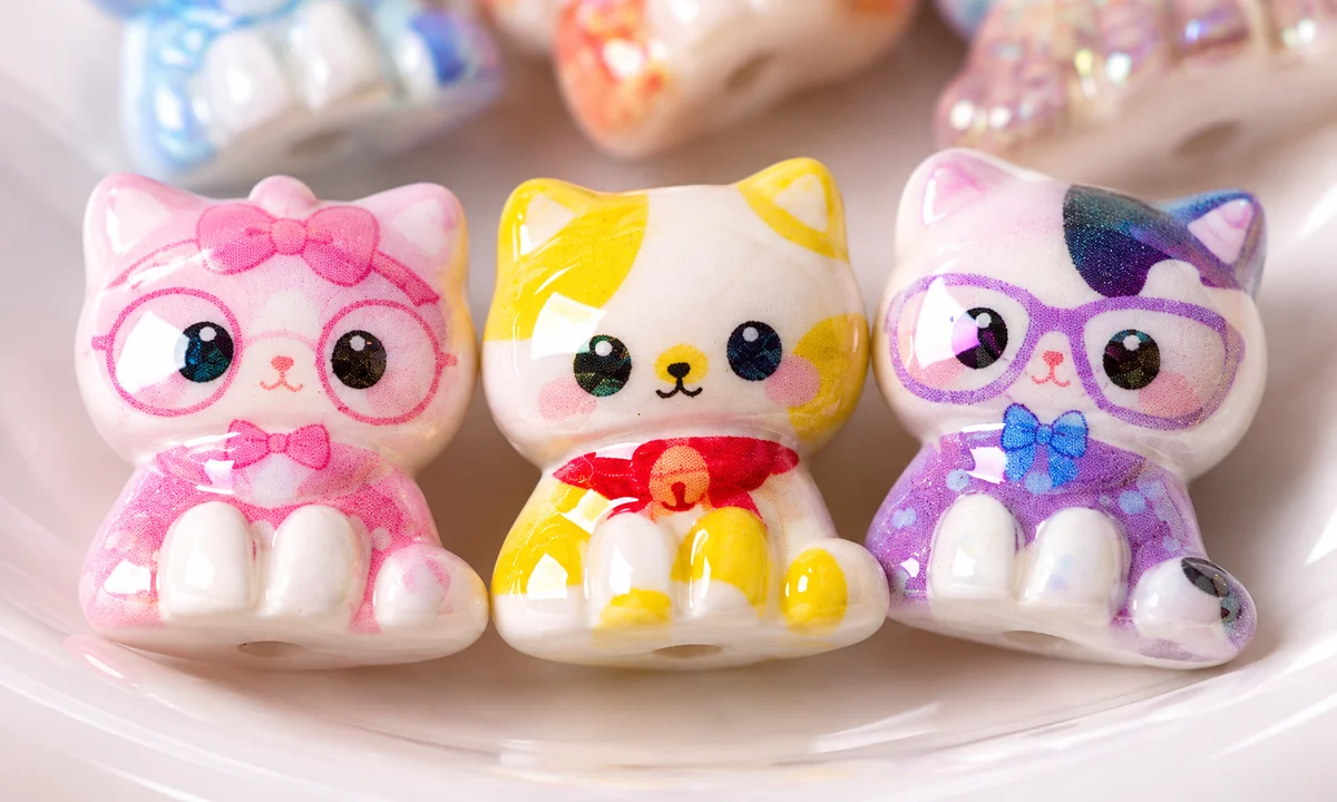 Anak kucing mengkilap dengan pakaian bermotif